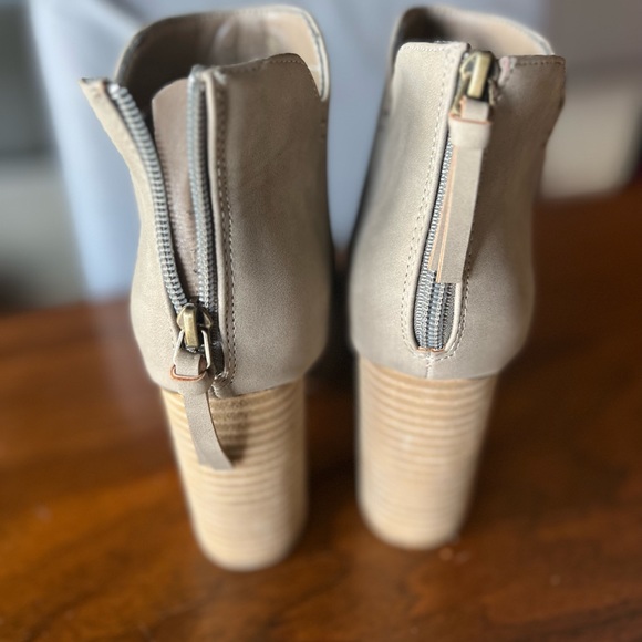 Women’s size 8 heeled boots - Picture 3 of 5